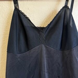 VINTAGE VANITY FAIR Elegant Black Lace Trim slip